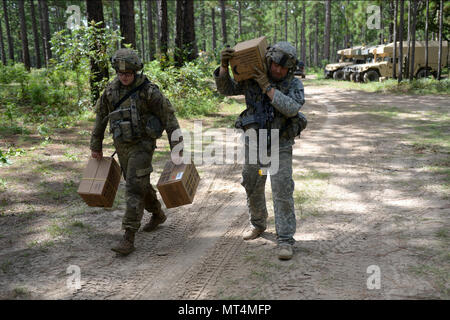 Indiana National Guard Pvt. Grant Smith und Sgt. Jeremy Williams Spaziergang mit Boxen von Mahlzeiten - ready-to-im Bereich in Fort Polk, Louisiana, Mittwoch, 26. Juli 2017 Essen. Die Hoosier Wachposten sind mit der 76th Infantry Brigade Combat Team und sind Teil der Umdrehung der Einheit am Joint Readiness Training Center hier. Foto von Master Sgt. Jeff Lowry, 38th Infantry Division Public Affairs Stockfoto