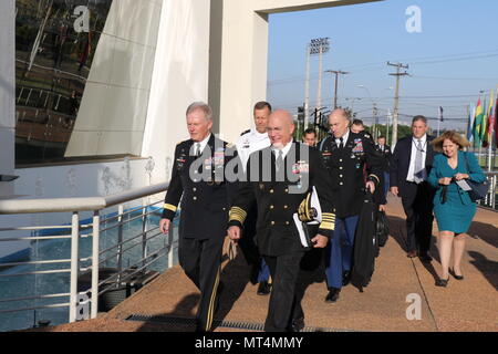 ASUNCIÓN, Paraguay (24. Juli 2017) - U.S. Navy Adm. Kurt W. Tidd, Kommandeur der US Southern Command und US Special Operations Command Commander, Armee, General Raymond Thomas III, sprechen, während sie auf dem Weg zu den Fuerzas Comando Senior Leader-Seminar 2017 Eröffnungsfeier in Asunción, Paraguay. Beide Politiker wurden in Paraguay im Seminar teilzunehmen, beobachten den Wettbewerb und über Verteidigungs Riegel mit bewaffneten Streitkräfte von Paraguay. (Foto von Jose Ruiz, SOUTHCOM Public Affairs) Stockfoto