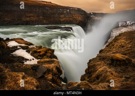 Mächtige Gullfoss fallen in die Schlucht des Flusses Hvítá. Stockfoto