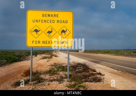 Outback Road Sign am Eyre Highway. Stockfoto