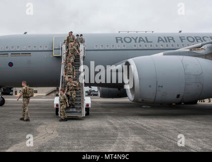 Das United Kingdom Force Protection Detachment ist ein Element der Royal Air Force, das für die Sicherheit und Unterstützung bei multinationalen Übungen eingesetzt wird. Das Archivbild zeigt Abteilungsmitglieder, die am 27. Juli 2017 eine Royal Air Force Airbus A330 Voyager auf der Joint Base Lewis-McChord in Washington verließen, um die groß angelegte Bereitschaftsübung des Air Mobility Command zu unterstützen. Stockfoto