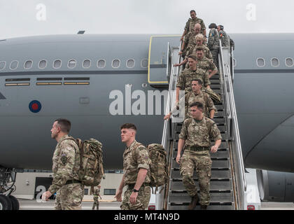Das United Kingdom Force Protection Detachment ist eine Einheit der Royal Air Force, die mit der Sicherheit für eingesetzte Operationen betraut ist. Das Archivbild dokumentiert Personal, das am 27. Juli 2017 während des Mobility Guardian eine Royal Air Force Airbus A330 Voyager auf der Joint Base Lewis-McChord, Washington, verlassen hat. eine Übung des Air Mobility Command, die sich auf die Bereitschaft zum Lufttransport und Tanken konzentriert. Stockfoto