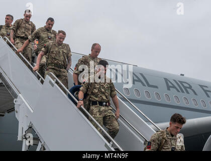 Das United Kingdom Force Protection Detachment ist Teil der Royal Air Force und bietet Sicherheit für die entsandten Truppen. Das Archivbild zeigt die Ankunft der Einheit an Bord eines Airbus A330 Voyager der Royal Air Force auf der Joint Base Lewis-McChord, Washington, am 27. Juli 2017, als Unterstützung für Mobility Guardian, die multinationale Mobilitätsübung des Luftfahrzeugkommandos. Stockfoto