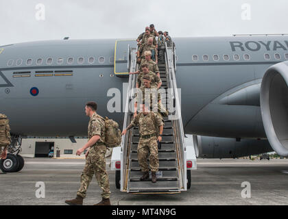 Das United Kingdom Force Protection Detachment ist ein Element der Royal Air Force, das für den Schutz der Streitkräfte während Überseeübungen eingesetzt wird. Das Archivbild dokumentiert Mitglieder, die am 27. Juli 2017 im Rahmen der Mobility Guardian, der Air Mobility Command, eine Voyager der Royal Air Force Airbus A330 auf der Joint Base Lewis-McChord, Washington, verlassen haben. Stockfoto