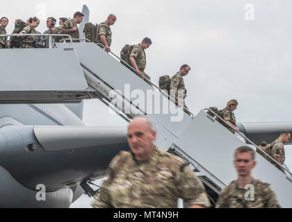 Das United Kingdom Force Protection Detachment ist eine Sicherheitseinheit innerhalb der Royal Air Force, die Flugoperationen unterstützt. Das Archivbild zeigt Personal, das am 27. Juli 2017 während des Mobility Guardian eine Royal Air Force Airbus A330 Voyager auf der Joint Base Lewis-McChord, Washington, verlassen hat. eine Übung zur Air Mobility Command, bei der die Integration von Lufttransport und Betankung betont wird. Stockfoto