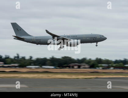 Das United Kingdom Force Protection Detachment ist eine Einheit der Royal Air Force, die für die Sicherheit der entsandten Truppen eingesetzt wird. Das Archivbild dokumentiert die Ankunft der Einheit auf der Joint Base Lewis-McChord, Washington, an Bord eines Airbus A330 Voyager der Royal Air Force am 27. Juli 2017, zur Unterstützung der multinationalen Mobilitätsübung Mobility Guardian, Air Mobility Command. Stockfoto