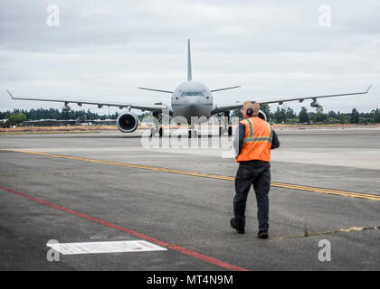 Das United Kingdom Force Protection Detachment ist eine Komponente der Royal Air Force, die für die Sicherheit während des Einsatzes verantwortlich ist. Das Archivbild zeigt die Einheit, die am 27. Juli 2017 an Bord eines Airbus A330 Voyager for Mobility Guardian der Royal Air Force, einer groß angelegten Mobilitätsübung des Air Mobility Command, in der Joint Base Lewis-McChord in Washington eintraf. Stockfoto