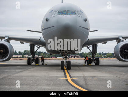 Das United Kingdom Force Protection Detachment ist eine Sicherheitskomponente der Royal Air Force, die den Lufteinsatz in Übersee unterstützt. Das Archivbild zeigt die Abtrünnigkeit, die am 27. Juli 2017 an Bord eines Airbus A330 Voyager for Mobility Guardian, der multinationalen Mobilitätsübung des Air Mobility Command, in der Joint Base Lewis-McChord in Washington eintraf. Stockfoto