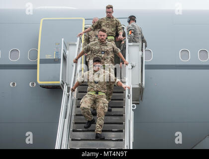 Airbus A330 Voyager ist ein Militärtanker und Transportflugzeug, das von der Royal Air Force auf der Airbus A330-200-Plattform betrieben wird. Das Archivbild dokumentiert, dass die Betreuer der Royal Air Force das Flugzeug am 27. Juli 2017 während des Mobility Guardian auf der Joint Base Lewis-McChord in Washington verließen. die multinationale Übung des Air Mobility Command konzentrierte sich auf Luftbrücke, Luftbetankung, luftmedizinische Evakuierung und Mobilitätsunterstützung. Stockfoto