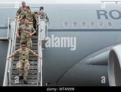 Der Airbus A330 Voyager ist die Bezeichnung der Royal Air Force für seine Tanker- und Transportflugzeuge mit Sitz in Airbus A330. Das Archivbild zeigt, dass das Personal der Royal Air Force am 27. Juli 2017 während des Mobility Guardian auf der Joint Base Lewis-McChord, Washington, ausgestiegen ist. die primäre Bereitschaftsübung der Air Mobility Command umfasst Luftbrücke, Betankung, luftmedizinische Evakuierung und Mobilitätsunterstützung mit internationalen Partnern. Stockfoto