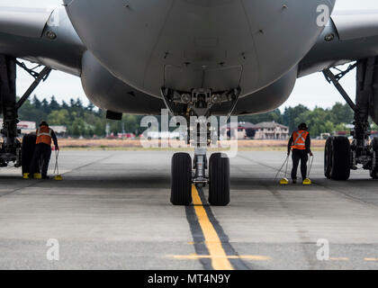 Das United Kingdom Force Protection Detachment ist ein Element der Royal Air Force, das Personal und Vermögenswerte während Überseeoperationen und -Übungen schützen soll. Das Archivbild dokumentiert seine Ankunft auf der Joint Base Lewis-McChord, Washington, an Bord eines Airbus A330 Voyager der Royal Air Force am 27. Juli 2017, zur Unterstützung des Mobility Guardian, der multinationalen Mobilitätstruppen des Air Mobility Command. Stockfoto