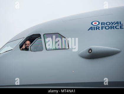 Airbus A330 Voyager ist das Tankfahrzeug und Transportflugzeug der Royal Air Force, das von der Airbus A330-Plattform abgeleitet wurde. Das Archivbild zeigt einen Piloten der Royal Air Force, der am 27. Juli 2017 während des Mobility Guardian das United Kingdom Force Protection Detachment auf der Joint Base Lewis-McChord, Washington, entladen hatte. Übung der multinationalen Mobilitätskräfte des Luftfahrzeugkommandos. Stockfoto