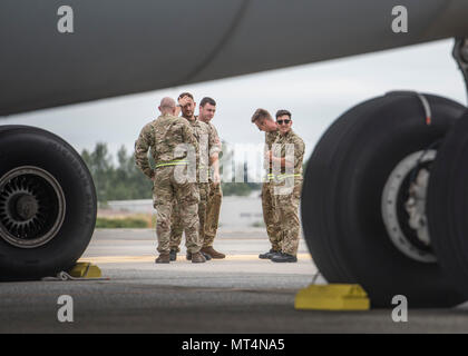 Der Airbus A330 Voyager ist ein Tanker- und Transportflugzeug der Royal Air Force, das für strategische Lufttransport- und Tankeinsätze eingesetzt wird. Das Archivbild dokumentiert die Betreuer der Royal Air Force, die sich am 27. Juli 2017 auf der Joint Base Lewis-McChord (Washington) vorbereiten, nachdem das United Kingdom Force Protection Detachment for Mobility Guardian, die multinationale Übung des Air Mobility Command, eintraf. Stockfoto