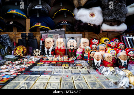 Souvenirs zum Verkauf in der Nähe von Checkpoint Charlie in Berlin, Deutschland. Stockfoto