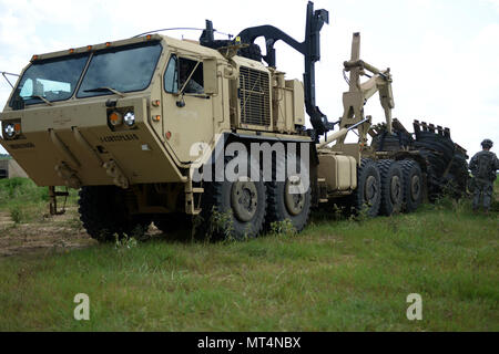 Indiana National Guard Soldaten mit Firma A, 113 Brigade Support Battalion entladen Faltenbalg Kabel im Bereich in Fort Polk, Louisiana, Mittwoch, 26. Juli 2017. Die Hoosier Nationalgarde sind Teil der Umdrehung der 76th Infantry Brigade Combat Team am Joint Readiness Training Center hier. Die Bürger - Soldaten von Indiana leitend sind entscheidend - Aktion Ausbildung an der Louisiana post. Foto von Master Sgt. Jeff Lowry, 38th Infantry Division Public Affairs Stockfoto