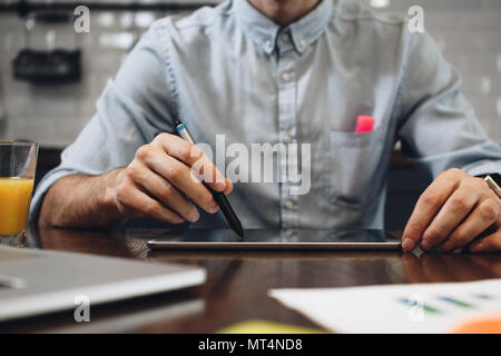 Investment Manager Arbeitsprozess auf Tablet. Closeup männliche Hände mit smart Watch berühren Bildschirm modernen Tablet. Die Verwendung elektronischer Geräte. Konzept Kuh Stockfoto