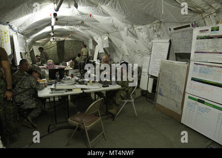 332 medizinische Brigade Mitarbeiter verwalten medizinische Operationen von der Tactical Operations Center in der Kombinierten gemeinsamen Betrieb Bereich Bereich, in dem fiktiven Land der Atropia während der globalen Medic 2017 Combat Support Training (CSTX) im Camp Roberts, Calif. 332. Med. Bde., abgesehen von der 3d Medical Command (Support), in den Fall als der Premier health Support Provider auf die Combined Joint Task Force, inklusive militärische Mitglieder von der U.S. Army Guard Reserve (AGR) und der Armee, Marine, Luftwaffe, Marine, zusammen mit militärischen medizinische Fachleute fr teilgenommen Stockfoto