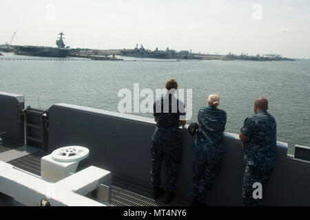 170725-N-UJ 486-431 Norfolk, Virginia (25. Juli 2017) Segler blicken als USS Harry S. Truman (CVN 75) Transite in Anschluss an der Naval Station Norfolk. Truman zurück zu Naval Station Norfolk nach dem erfolgreichen Abschluss eines 4-tag meer Studien Evolution. (U.S. Marine Foto von Mass Communication Specialist Seaman Rebekka Watkins/Freigegeben) Stockfoto