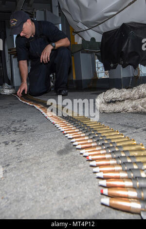 170725-N-NQ 487-181 Norfolk, Virginia (25. Juli 2017) Aviation Ordnanceman Airman Otis Ramey Inventar führt im 50-Kaliber Munition während der USS Harry S. Truman (CVN 75) Transit in den Hafen. Truman zurück zu Naval Station Norfolk nach dem erfolgreichen Abschluss eines 4-tag meer Studien Evolution. (U.S. Marine Foto von Mass Communication Specialist Seaman Kaysee Lohmann/Freigegeben) Stockfoto