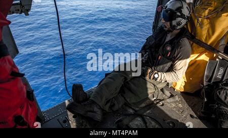 170720-N-NG 136-176 MITTELMEER (20 Juli 2017) Naval Aircrewman (Hubschrauber) 2. Klasse Jose Colon-Rivera im Flugbetrieb an Bord eines MH-60S Sea Hawk zum "tridents" der Hubschrauber Meer Combat Squadron (HSC) 9 an Bord der Flugzeugträger USS George H.W. eingeschifft befestigt ist Bush (CVN 77). Das Schiff und seine Carrier strike Group sind die Durchführung von naval Operations in den USA 6 Flotte Bereich der Maßnahmen zur Unterstützung der US-amerikanischen nationalen Sicherheitsinteressen in Europa und Afrika. (U.S. Marine Foto von Mass Communication Specialist Seaman Zachary Wickline/Freigegeben) Stockfoto