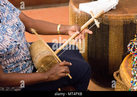 Kampala, Uganda. 15. Mai 2017. Eine ugandische Frau spielen traditionellen ugandischen Instrument, die Endingidi (auch ndingidi oder adigirgi): Geige-String Stockfoto