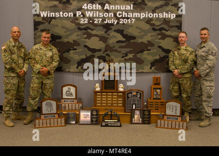 Iowa Nationalgarde Sgt. 1. Klasse Paul Deugan, Staff Sgt. Karl John, Sgt. Brent Smith und Tech. Sgt. Matthew Waechter Ihre Gewinne vom Winston S. Wilson Kleinwaffen Meisterschaft zeigen. Elite Wachposten aus 47 Staaten und Territorien konkurriert als besten Sportschützen der Guard erkannt zu werden, Juli 23.-27. (U.S. Nationalgarde Foto von Sgt. Garrett L. Dipuma, National Guard Treffsicherheit Training Center) Stockfoto