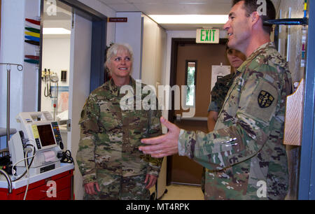 Maj. John Longley, 7221St Medizinische der Armee finden Medical Command Support Unit zugeordnet und der verantwortliche Offizier für die Round Valley Indian Health Center innovative Readiness Training, spricht mit Generalmajor Maria Link, Kommandierender General für ARMEDCOM, über das IRT die Mission in Covelo, Calif., 20. Juli 2017. Etwa 15 medizinische Personal von der 7221St MSU und 4. Medizinische Bataillon, 4. Marine Logistics Group, US Marine Corps Forces finden Unterstützung der Klinik ärztliche und zahnärztliche Versorgung zu einem Tribal Bevölkerung von über 5000 Menschen zur Verfügung zu stellen. (U.S. Armee finden Foto von SPC. Claudia Ro Stockfoto