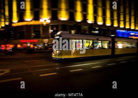 Eine Straßenbahn entlang der Friedrichstraße in der Nacht in Berlin, Deutschland. Stockfoto