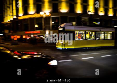 Eine Straßenbahn entlang der Friedrichstraße in der Nacht in Berlin, Deutschland. Stockfoto