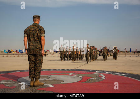 Us-Marines auf den 3. Marine Flugzeugflügel Band zugewiesenen Aufgaben während der Marine Aircraft Group (MAG) 13 Änderung des Befehls Zeremonie auf der Flightline bei Marine Corps Air Station Yuma, Ariz., 28. Juli 2017. Oberst Marcus B. Annibale, der scheidende Kommandeur von MAG-13, Befehl verzichtet auf die entgegenkommenden kommandierenden Offizier, Oberst William R. Sauerland. (U.S. Marine Corps Foto von Lance Cpl. Christian Cachola) Stockfoto