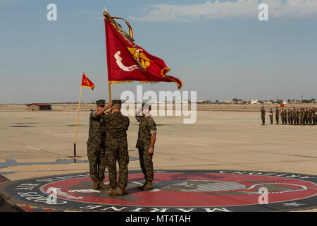 Us Marine Corps Oberst Marcus B. Annibale (Mitte), der scheidende kommandierender Offizier der Marine Aircraft Group (MAG) 13, die Farben auf den entgegenkommenden kommandierenden Offizier, Oberst William R. Sauerland (links) Während des MAG-13 Ändern des Befehls Zeremonie auf der Flightline bei Marine Corps Air Station Yuma, Ariz., 28. Juli 2017. (U.S. Marine Corps Foto von Lance Cpl. Christian Cachola) Stockfoto