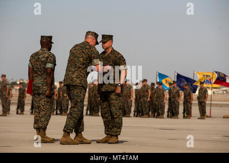 Us Marine Corps Oberst Marcus B. Annibale, der scheidende kommandierender Offizier der Marine Aircraft Group (MAG) 13, die Legion des Verdienstes während der MAG-13 Ändern des Befehls Zeremonie verliehen wird auf der Flightline bei Marine Corps Air Station Yuma, Ariz., 28. Juli 2017. Kol. Annibale Befehl in den eingehenden kommandierender Offizier nicht aufgegeben, Colonel William R. Sauerland. (U.S. Marine Corps Foto von Lance Cpl. Christian Cachola) Stockfoto