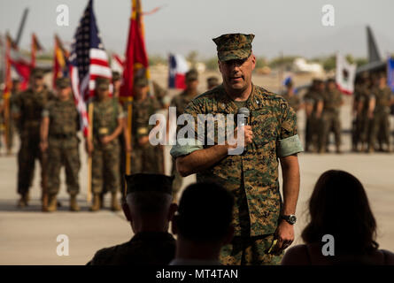 Us Marine Corps Colonel William R. Sauerland, der entgegenkommenden kommandierender Offizier der Marine Aircraft Group (MAG) 13, Adressen der Masse, Marines, Familienmitglieder und Freunde, und verabschiedet sich von Oberst Marcus B. Annibale, der scheidende Kommandeur von MAG-13, und seine Familie während der MAG-13 Ändern des Befehls Zeremonie auf der Flightline bei Marine Corps Air Station Yuma, Ariz., 28. Juli 2017. (U.S. Marine Corps Foto von Lance Cpl. Christian Cachola) Stockfoto