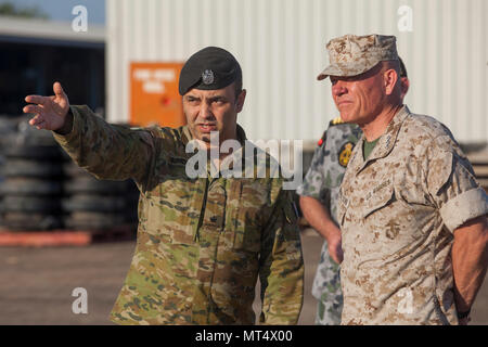 AUSTRALIAN ARMY BASE ROBORTSON KASERNE, Australien - US Marine Generalleutnant Lawrence Nicholson, Kommandierender General für III Marine Expeditionary Force, spricht mit einem Australian Defence Force (ADF) Soldat am 26. Juli 2017. Nicholson inspiziert und Lagerhallen, die von der ADF, um zukünftige Iterationen der Marinen Rotational Force-Darwin zu verbessern. (U.S. Marine Corps Foto von Lance Cpl. Damion Luke Jr) Stockfoto