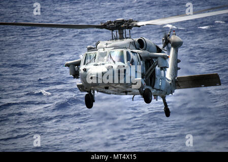 Pazifik (29 Juli 2017) - einem MH-60S Seahawk, Hubschrauber Meer Combat Squadron (HSC) 23, kehrt in der Trockenschiffahrt und Munition ship USNS Wally Schirra (T-AKE 8) für einen anderen Laden während einer Auffüllung zugewiesen-auf-See mit dem amphibious Transport dock Schiff USS San Diego LPD (22). San Diego, Teil der Amerika amphibischen bereit, mit der begonnen 15 Marine Expeditionary Unit, in der pazifischen Region Indo-Asia Partnerschaften zu stärken und dienen als ready-Response Force für jede Art von Kontingenz. (U.S. Marine Foto von Mass Communication Specialist 1. Klasse Joseph M. Stockfoto