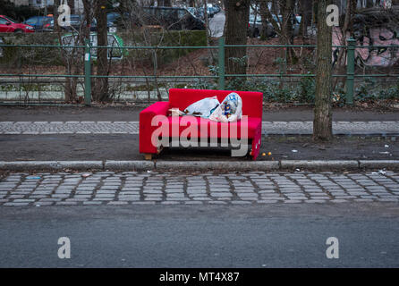 Eine rote Couch auf der Straße in Berlin, Deutschland verlassen. Stockfoto