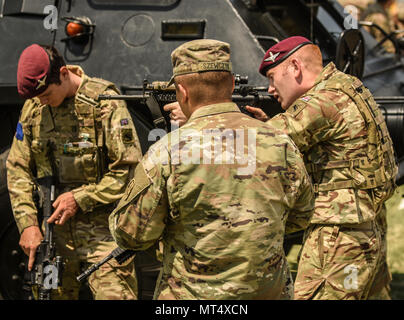 Wasiani MILITÄRBASIS, Georgia - Britische Fallschirmjäger aus 2.BATAILLON, Parachute Regiment exchange Treffsicherheit Tipps mit amerikanischen Soldaten während der Eröffnungsfeier der Übung Noble Partner. Edle Partner 17 (NP 17) ist eine europäische Drehkraft (ERF) Ausübung der Georgia's leichte Infanterie Firma Beitrag zu den NATO Response Force (NRF). Die Übung bietet teilnehmenden Nationen mit der Möglichkeit, in einer multinationalen Umgebung zu trainieren und gleichzeitig die Zusammenarbeit und Interoperabilität in realistischen und chellenging Schulungsveranstaltungen. Stockfoto