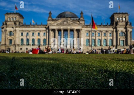 Die Wiese vor dem Reichstag in Berlin, Deutschland. Stockfoto