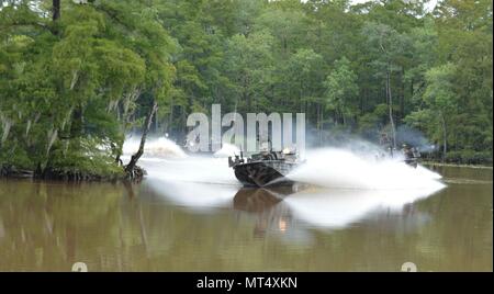 170725-N-JK 586-014 STENNIS SPACE CENTER, Fräulein--Lt Gen Kenneth Tovo, Kommandierender General der United States Army Special Operations Command, nimmt an einer simulierten heiße Extraktion von Naval Special Warfare Special der Gruppe 4 Boot Team 22, die auf der John C Stennis Space Center in Florida entfernt. Tovo besuchen Sie die drei Stennis NSW Befehle markiert seine erste Tour als Kommandant der USASOC. Die Stennis NSW Befehle gehören SBT22, der Naval kleine Handwerks- Anweisung und Technische Ausbildung Schule und Ausbildung Ablösung Stennis. Die drei NSW-Befehle sind auf die NSW Western gelegen Stockfoto