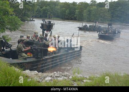 170725-N-JK 586-025 STENNIS SPACE CENTER, Fräulein--Lt Gen Kenneth Tovo, Kommandierender General der United States Army Special Operations Command, nimmt an einer simulierten heiße Extraktion von Naval Special Warfare Special der Gruppe 4 Boot Team 22, die auf der John C Stennis Space Center in Florida entfernt. Tovo besuchen Sie die drei Stennis NSW Befehle markiert seine erste Tour als Kommandant der USASOC. Die Stennis NSW Befehle gehören SBT22, der Naval kleine Handwerks- Anweisung und Technische Ausbildung Schule und Ausbildung Ablösung Stennis. Die drei NSW-Befehle sind auf die NSW Western gelegen Stockfoto