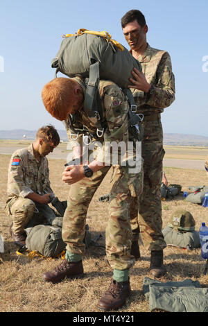 Britische Soldaten, 2. Parachute Regiment, passen Sie ihre hauptfallschirm während einer kombinierten Training Betrieb, Tiflis, Georgien, 30. Juli 2017. Edle Partner 17 unterstützt Georgien bei der Durchführung home station Ausbildung seiner zweiten NATO Response Force (NRF) Beitrag. Edle Partner weiter zu verbessern und die operativen Fähigkeiten der NRF Konzept der Interoperabilität und der Bereitschaft, um die regionale Stabilität zu unterstützen. (U.S. Armee Foto von Sgt. Kalie Jones) Stockfoto