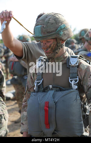 Britische Armee Pvt. Neon O'Brien, 2 Parachute Regiment, wird von einem jumpmaster während einer kombinierten Training Betrieb, Tiflis, Georgien, 30. Juli 2017 geprüft. Edle Partner 17 unterstützt Georgien bei der Durchführung home station Ausbildung seiner zweiten NATO Response Force (NRF) Beitrag. Edle Partner weiter zu verbessern und die operativen Fähigkeiten der NRF Konzept der Interoperabilität und der Bereitschaft, um die regionale Stabilität zu unterstützen. (U.S. Armee Foto von Sgt. Kalie Jones) Stockfoto