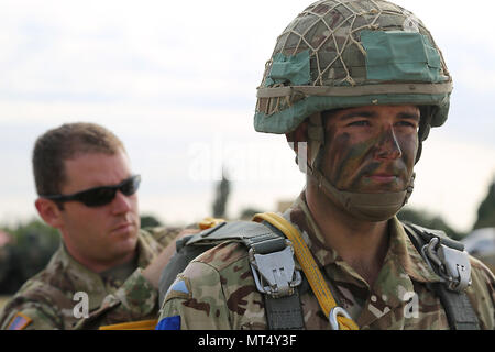 Britische Armee Cpl. Michael Jones, 2 Parachute Regiment, hat seinen Gang bei einem kombinierten Training Betrieb, Tiflis, Georgien, 30. Juli 2017 geprüft. Edle Partner 17 unterstützt Georgien bei der Durchführung home station Ausbildung seiner zweiten NATO Response Force (NRF) Beitrag. Edle Partner weiter zu verbessern und die operativen Fähigkeiten der NRF Konzept der Interoperabilität und der Bereitschaft, um die regionale Stabilität zu unterstützen. (U.S. Armee Foto von Sgt. Kalie Jones) Stockfoto