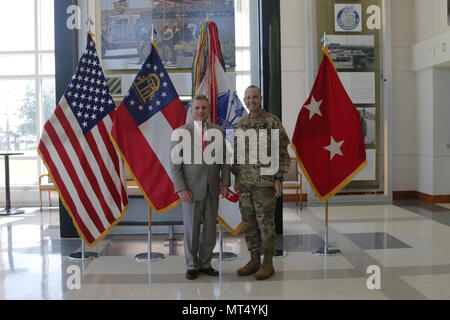 Kongressabgeordnete Earl L. 'Buddy' Carter, US-Vertreter Georgiens, im 1. Bezirk, Stände mit Generalmajor Leopoldo Quintas jr., Kommandierender General der 3.Infanterie Division, seinen Besuch mit Soldaten Anfang Juli 31,2017, auf Fort Stewart, Georgia. Carter sprach mit Rüstung Besatzungsmitglieder, besuchte mit militärischen Familie Mitglieder und Schuß von einem Tank auf Red Cloud ein Tank Bereich als Teil von seinem Besuch. (U.S. Armee Foto von SPC. Noelle E. Wiehe) Stockfoto