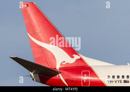 Schwanz von Qantas Boeing 737-838 VH-VYE. Stockfoto