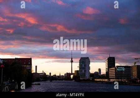 Blick entlang der Spree in Richtung Alexanderplatz bei Sonnenuntergang in Berlin, Deutschland. Stockfoto