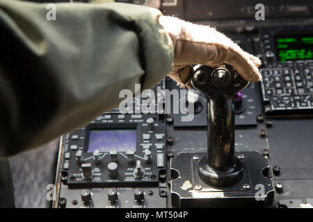 CH-53E Super Stallion ist ein schwerer Transporthubschrauber von Sikorsky Aircraft mit drei Turbowellenmotoren und einem siebenblättrigen Hauptrotor. Das Archivbild dokumentiert Bodenabfertigung und Lenkung während einer Luftbetankung, die von der Marine Heavy Helicopter Squadron 462 in der Nähe von Okinawa am 31. Juli 2017 durchgeführt wurde. Stockfoto