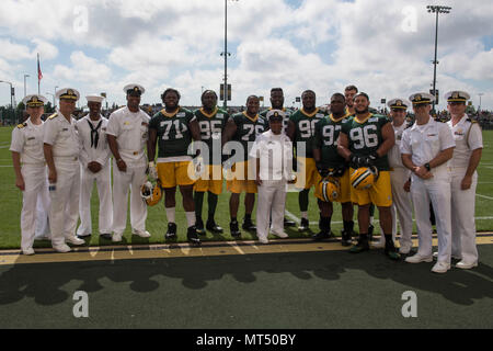 170728-N-CU 914-188 GREEN BAY, Wis (28. Juli 2017) - Mitglieder der Green Bay Packers in der National Football League, melden Sie eine Gruppe von Matrosen für ein Foto am Rande der Praxis Feld die Verpacker', während Green Bay/Fuchs Städte Marine Woche. Marine Woche Programme dienen als wichtigste übertreffen Bemühung der U.S. Navy in Gebieten des Landes, die eine bedeutende Marine Präsenz fehlt, hilft die Amerikaner verstehen, dass ihre Marine auf der ganzen Welt bereitgestellt wird, rund um die Uhr, bereit, Amerika zu verteidigen. (U.S. Marine Foto von Mass Communication Specialist 2. Klasse Lenny LaCrosse/Freigegeben) Stockfoto