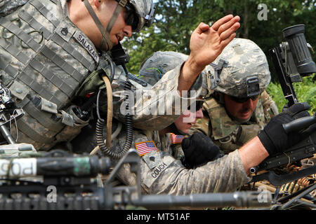 Staff Sgt. Daniel Salazar der Pennsylvania National Guard, Alpha Company, 1.BATAILLON, 158 Infanterie Regiment, Tucson, Arizona, identifiziert die Brandausbreitung Ziele während eines Live Fire Training Juli 31, 2017 als Teil der Nördlichen Streik 17. Northern Strike ist ein National Guard Bureau - geförderte Übung vereint rund 5.000 Service Mitglieder aus 13 Mitgliedstaaten und fünf Koalition Ländern während der ersten beiden Wochen im August 2017 im Camp Äsche gemeinsame Manöver Training Center und die alpena Combat Readiness Training Center, beide im nördlichen Michigan gelegen und durch die Michigan National Guard betrieben. Stockfoto