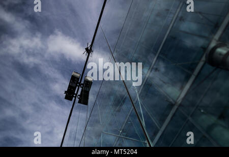 Fensterputzer bei der Arbeit an einem Bürogebäude in Berlin, Deutschland. Stockfoto